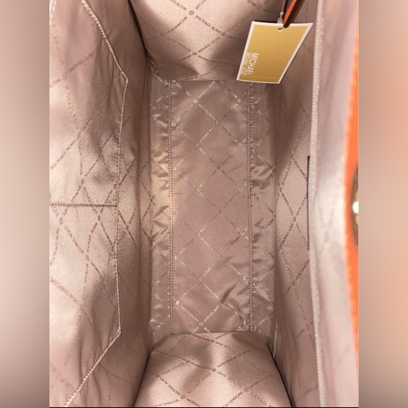 Authentic Micheal kors tote purse - Picture 5 of 8